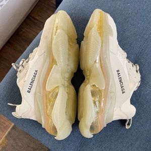 Listing Title : Balenciaga Tripple S Size EU 40